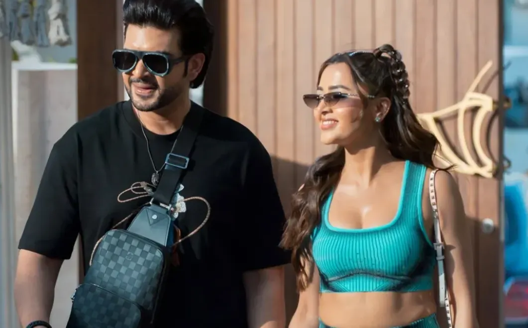 Desi-Bling-Scene-.webp