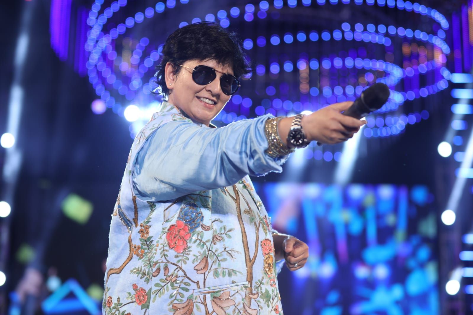Singer Falguni Pathak at a Navratari concert wearing Archana Kochhar