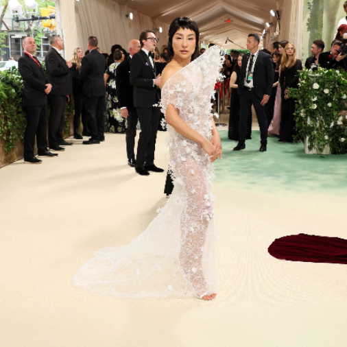 greta lee golden globes dress Past Lives star is winning the award season with her fashion greta lee fashion