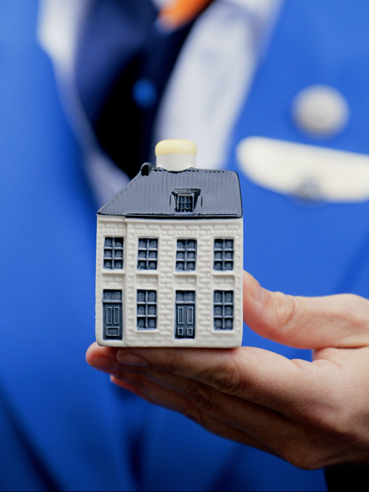 KLM 建物型ノベルティ 陶器製 Gin-filled Delft blue houses by KLM are the Labubus of business