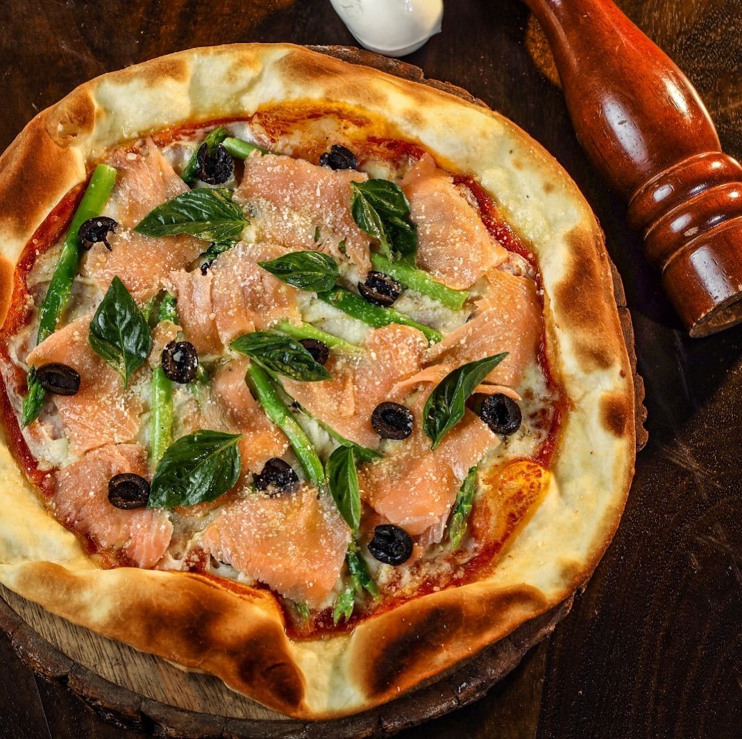 Smoked salmon and asparagus pizza