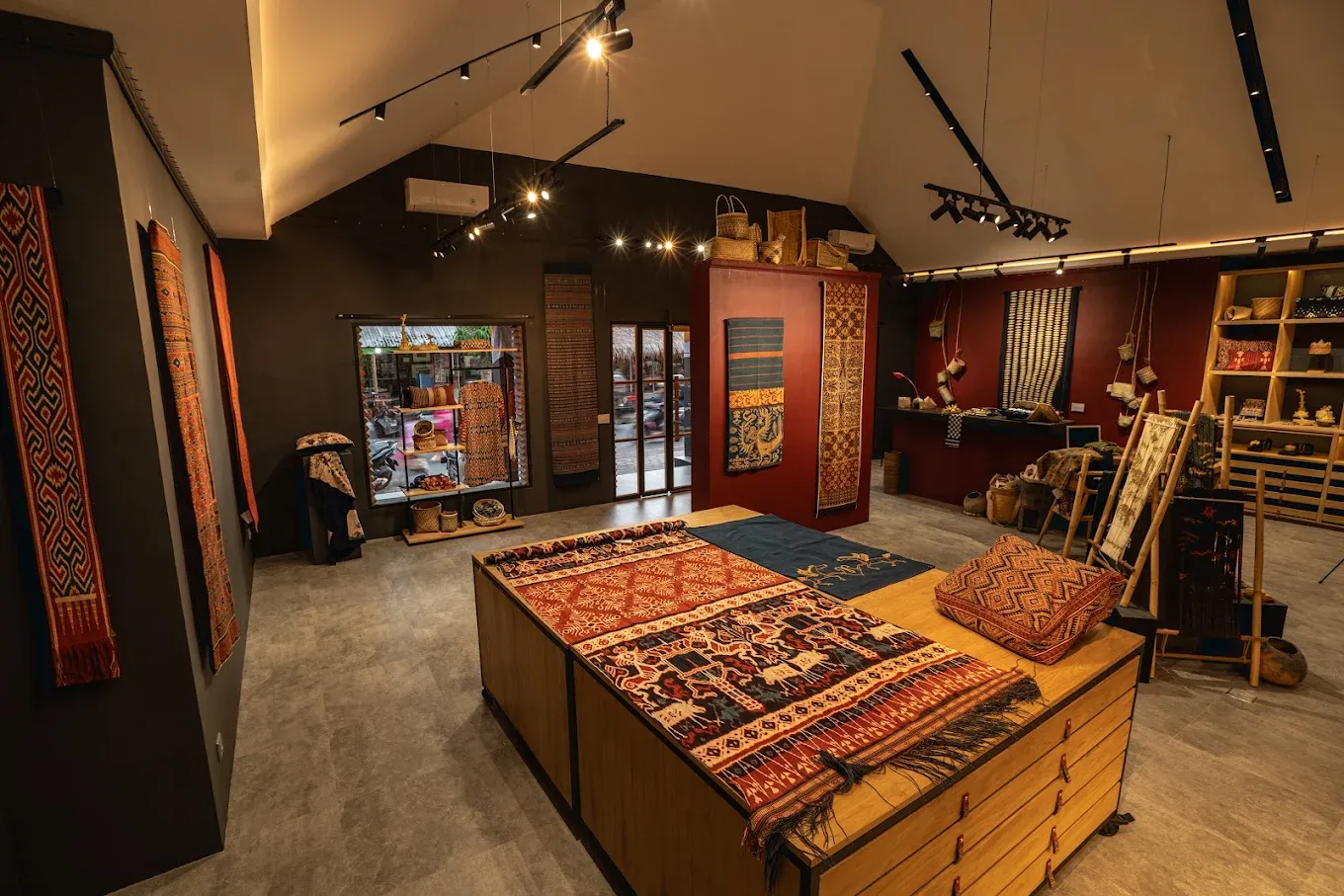 Threads of Life gallery, Bali